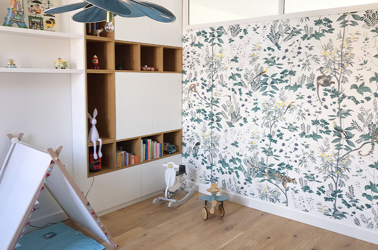 Chambre d'enfant avec papier peint à motif sur le mur