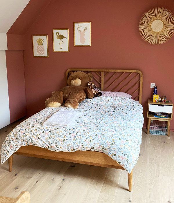 chambre avec mur peint en terracotta