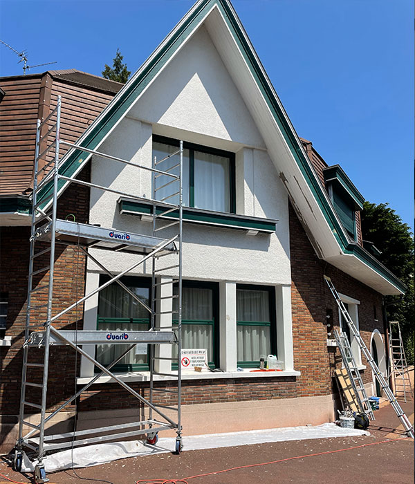 Façade extérieure d'une maison en pleine rénovation par les pinceaux de valérie