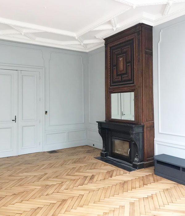 Pose de parquet à bâtons rompus dans un salon