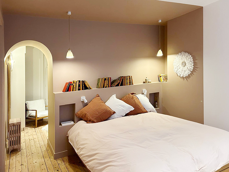 Chambre entièrement rénové avec créations de niches et arcades